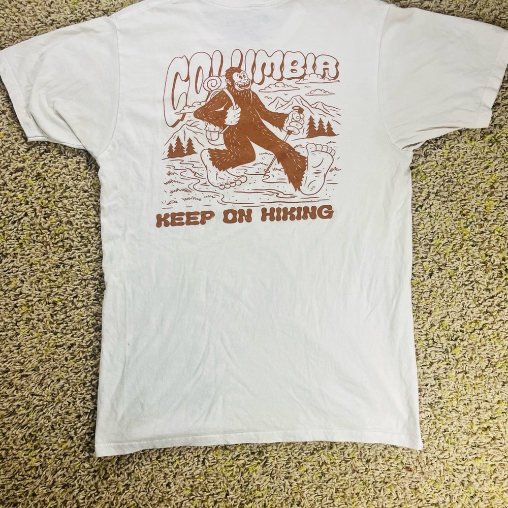 Columbia White Graphic T-Shirt Bigfoot Hiking Logo Tee Medium Outdoor